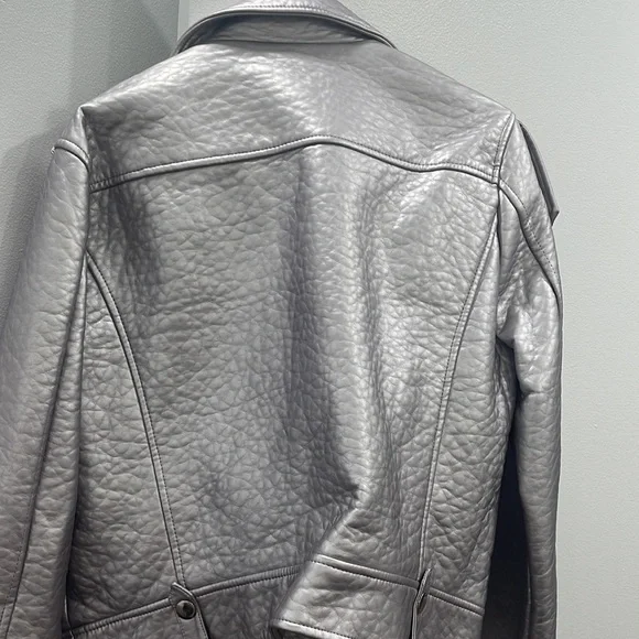 Too small - Picture 4 of 6